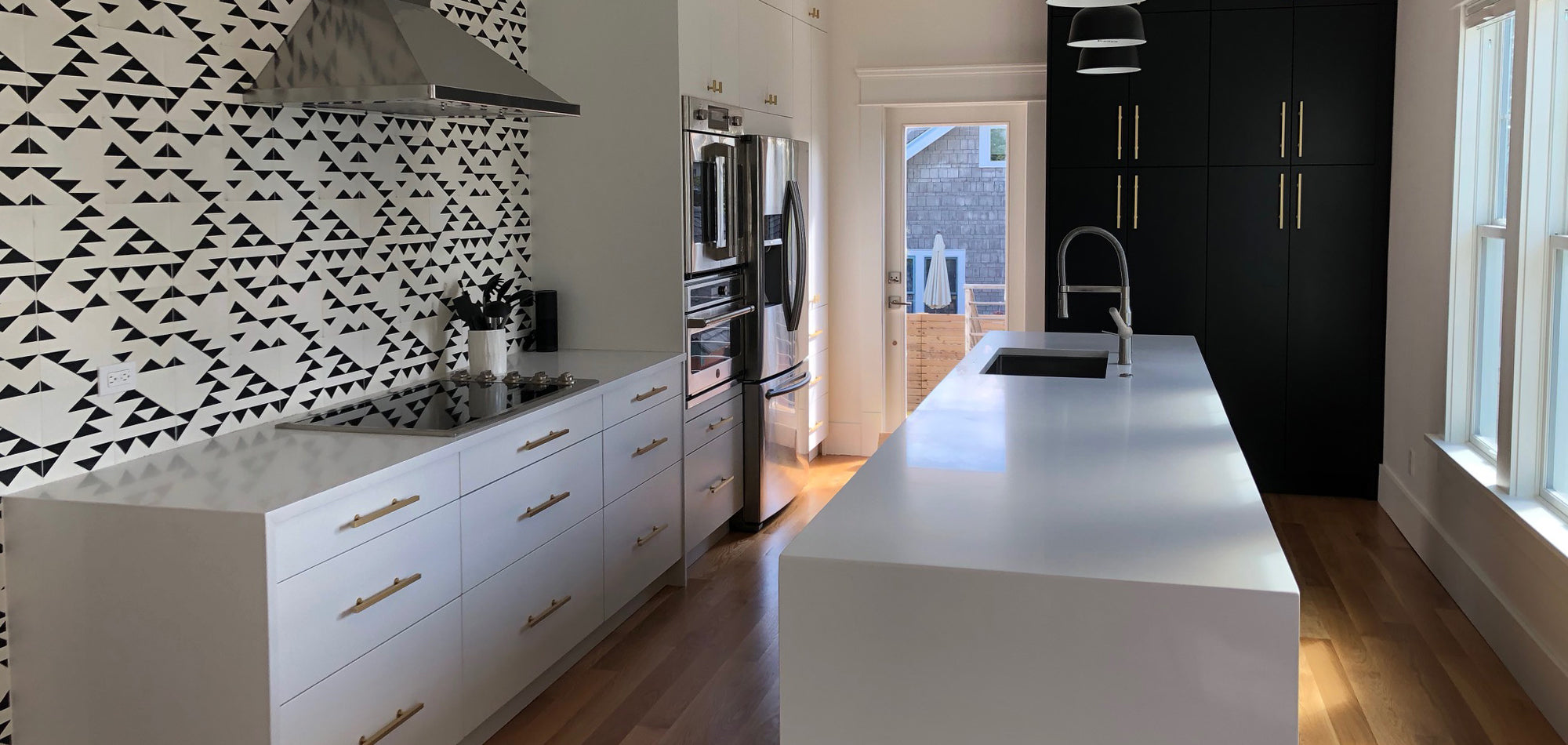 Brilliant Two-tone Kitchen Anchored by Geometric Backsplash