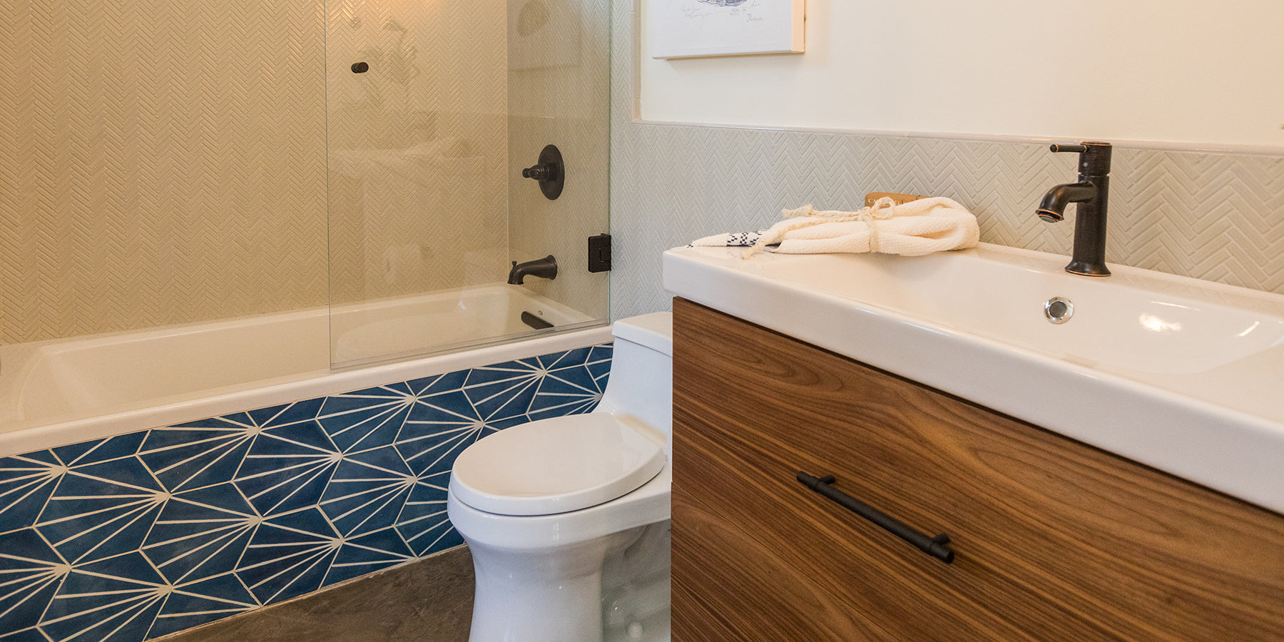 Warm and Cozy Bathroom in Santa Cruz