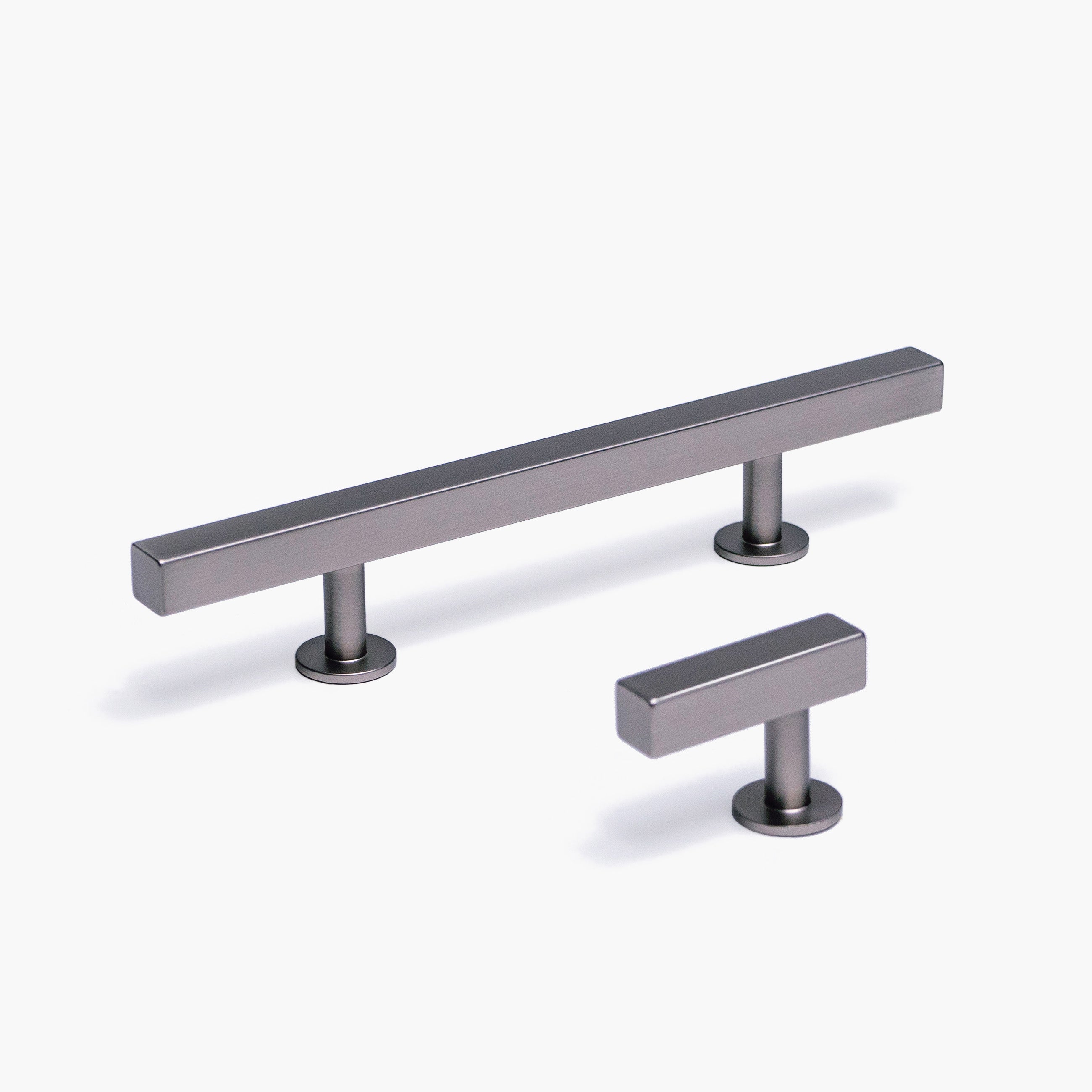 Bar Pulls by Lew's Hardware Knob / Brushed Nickel