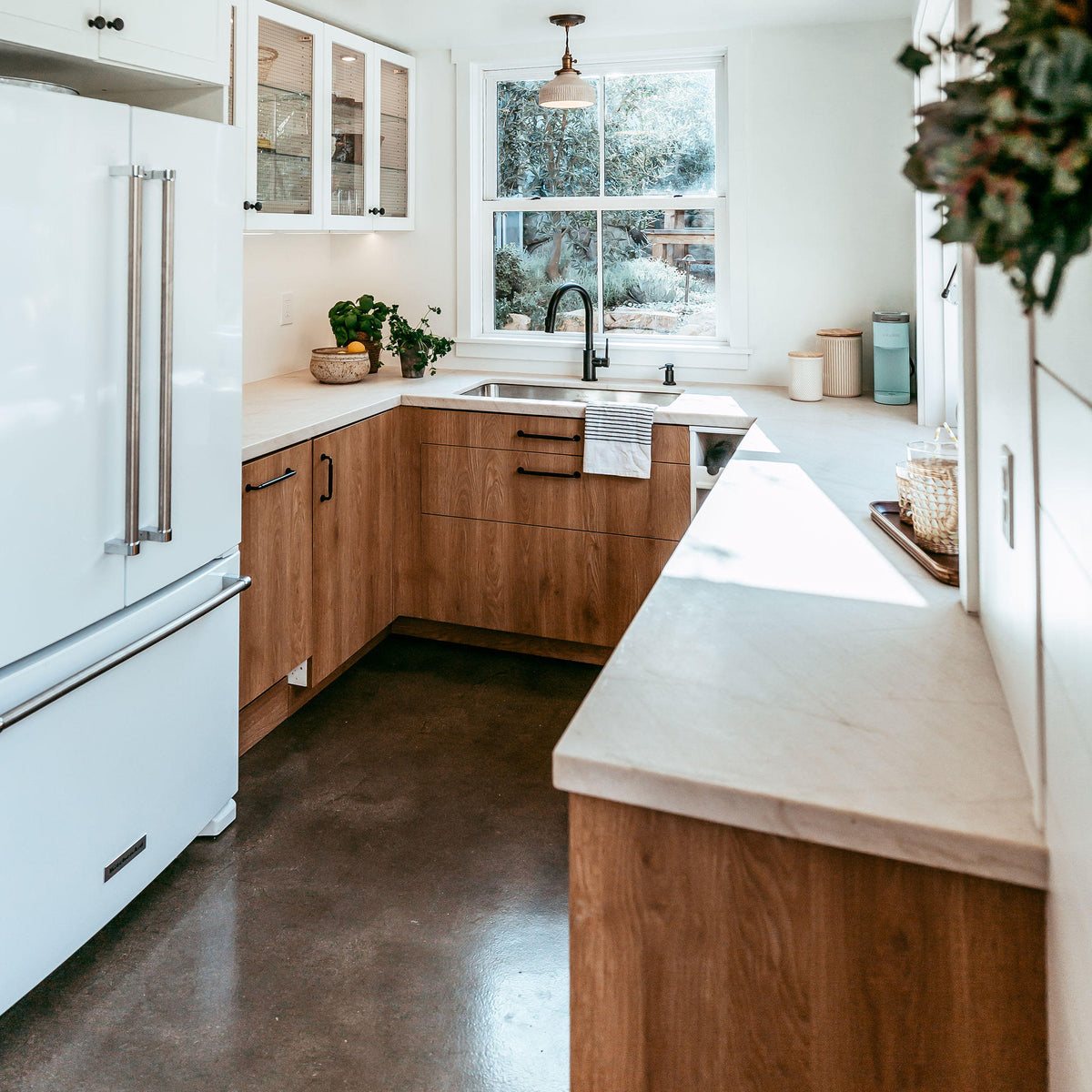 Splendid Small Kitchen in the Pool House of Your Dreams – Semihandmade